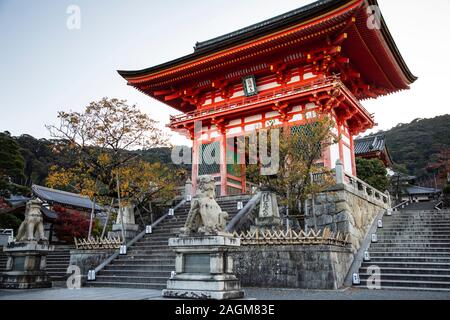 KYOTO, Giappone -18 novembre 2019: Kiyomizudera (letteralmente 'acqua pura tempio') è uno dei più celebri templi del Giappone. Foto Stock