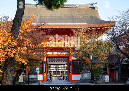 KYOTO, Giappone -18 novembre 2019: il santuario Yasaka, una volta chiamato Gion Santuario, è un santuario shintoista nel quartiere di Gion a Kyoto Foto Stock