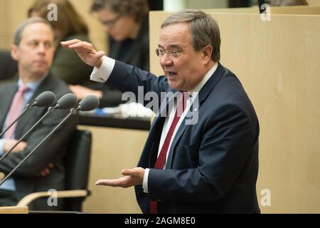 Berlino, Germania. Xx Dec, 2019. Armin LASCHET (CDU), il Ministro Presidente del Land Renania settentrionale-Vestfalia, parla nel Bundesrat prima della votazione sul pacchetto clima. Credito: Jörg Carstensen/dpa/Alamy Live News Foto Stock