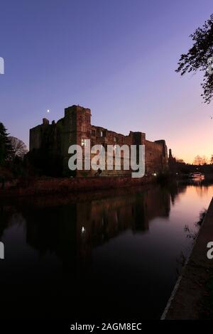 Vista del tramonto sulle rovine del castello di Newark, Newark on Trent, Nottinghamshire, Inghilterra, Regno Unito Foto Stock