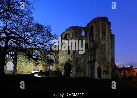 Vista del tramonto sulle rovine del castello di Newark, Newark on Trent, Nottinghamshire, Inghilterra, Regno Unito Foto Stock