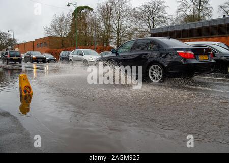 Regno Unito: Meteo dopo la pioggia caduta nella notte ha lasciato Ascot High Street, nel Berkshire, Regno Unito allagata. Xx Dicembre, 2019. Berkshire sperimentato tuoni e fulmini e pioggia durante la notte e ha lasciato le strade inondate in Ascot High Street. Credito: Alamy Live News/Maureen McLean Foto Stock