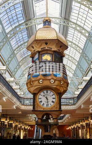 Il grande orologio australiano che si trova all'interno del centro commerciale che si trova nell'edificio Queen Victoria, Sydney, nuovo Galles del Sud, Australia Foto Stock