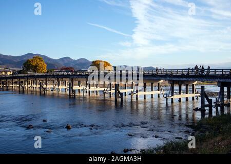 KYOTO, Giappone -23th Novembre 2019: Arashiyama è un'area in western Kyoto centrato attorno al fiume Katsura e sulle montagne circostanti Foto Stock