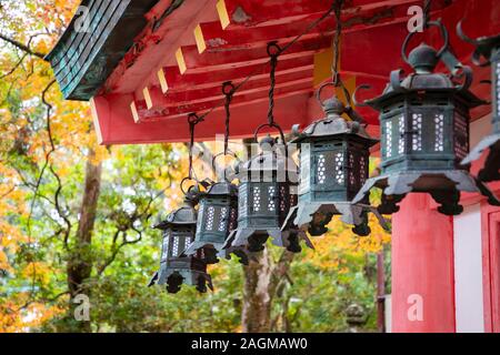 NARA, Giappone -22º Novembre 2019: di Kasuga Taisha è famosa per i suoi molti bronzo e lanterne di pietra. Foto Stock