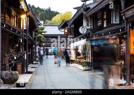 TAKAYAMA, Giappone -25th Novembre 2019: le strette strade della sua Sanmachi Suji Historic District sono rivestiti con legno case di mercanti risalente al Foto Stock