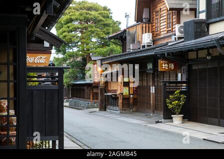 TAKAYAMA, Giappone -26th Novembre 2019: le strette strade della sua Sanmachi Suji Historic District sono rivestiti con legno case di mercanti risalente al Foto Stock