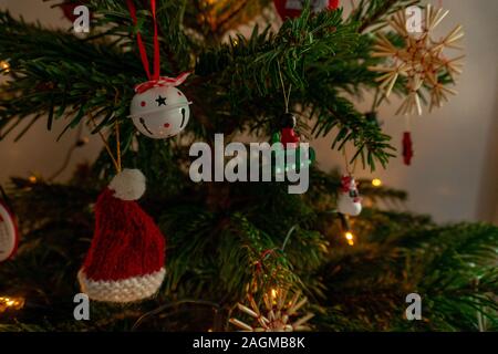 Close up di un illuminato e albero di Natale decorato Foto Stock