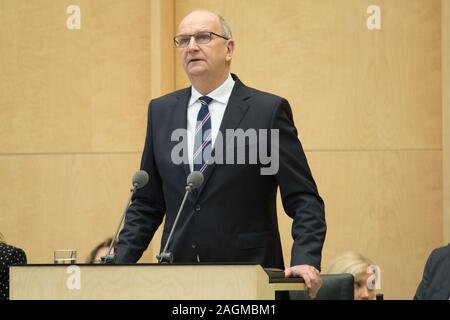 Berlino, Germania. Xx Dec, 2019. Dietmar Woidke (SPD), Ministro Presidente del Land di Brandeburgo, parla nel Bundesrat prima della votazione sul pacchetto clima. Credito: Jörg Carstensen/dpa/Alamy Live News Foto Stock