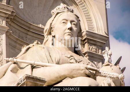 Agosto 20, 2019 - Buckingham Palace, London, Regno Unito. Una delle caratteristiche che sorge al di fuori delle porte del palazzo per turisti di conoscere da vicino e di Foto Stock