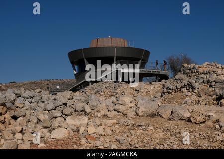 Vista della torre di vedetta chiamato "Torre Haroeh", in corrispondenza del punto più alto del sito archeologico di Tel Shiloh (Khirbet Seilun) un antica città della Samaria che è stato il grande israelita centro di culto prima del primo tempio è stato costruito in Gerusalemme si trova nel nord della Cisgiordania. Israele Foto Stock