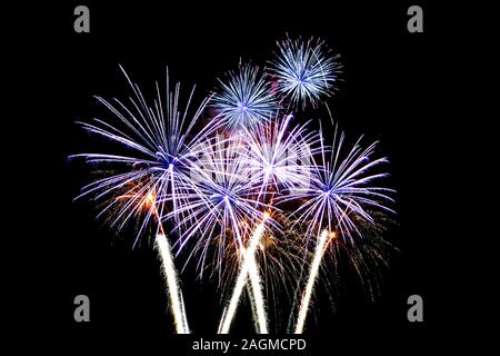 Fuochi d'artificio illuminano il cielo di notte, celebrazione del concetto. Foto Stock