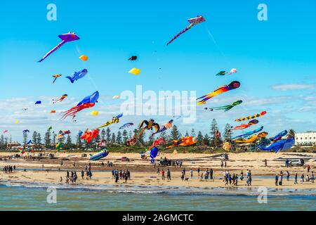 Semaforo, South Australia - Aprile 22, 2019: Adelaide International Kite Festival al semaforo sulla spiaggia di un luminoso giorno. Foto Stock