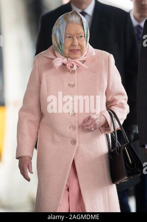 La regina Elisabetta II arriva a King's Lynn stazione ferroviaria in Norfolk, dopo il viaggio da Londra all'inizio del suo tradizionale pausa natalizia, che sarà speso per il Royal Station wagon a Sandringham. Foto Stock