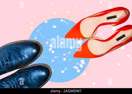 Il giorno di San Valentino con il concetto di uomo e donna scarpe rosa pastello e classico sfondo blu. Partito, layout di moda. Vista dall'alto. Copia spazio per il testo. Classic colore blu 2020 iscrizione. Foto Stock