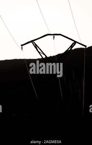 Torre di alimentazione fili shining al tramonto del tempo Foto Stock