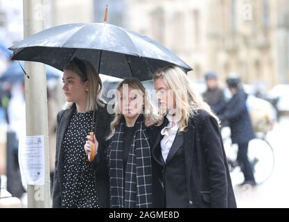 Jack Merritt la ragazza di Leanne O'Brien (centro) arriva per il funerale del London Bridge terrore vittima di attacco alla grande chiesa di Santa Maria in Cambridge. Foto Stock