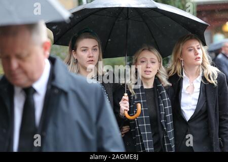 Jack Merritt la ragazza di Leanne O'Brien (centro) arriva per il funerale del London Bridge terrore vittima di attacco alla grande chiesa di Santa Maria in Cambridge. Foto Stock