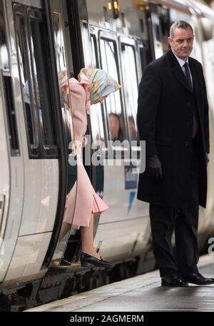 La regina Elisabetta II arriva a King's Lynn stazione ferroviaria in Norfolk, dopo il viaggio da Londra all'inizio del suo tradizionale pausa natalizia, che sarà speso per il Royal Station wagon a Sandringham. Foto Stock