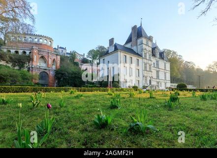 Francia, Sarthe, Loir Valley, Ponce sur le Loir, Chateau de Ponce giardini, castello, Caroline terrazza e giardino // Francia, Sarthe (72), la Vallée du Loir, Foto Stock