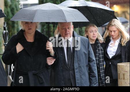 (Sinistra) Jack Merritt i genitori di Anne e David e la fidanzata Leanne O'Brien (centro) arrivano per i funerali del London Bridge terrore vittima di attacco alla grande chiesa di Santa Maria in Cambridge. Foto Stock