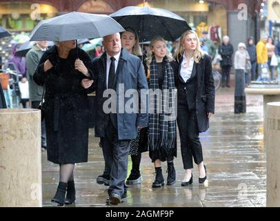 (Sinistra) Jack Merritt i genitori di Anne e David e la fidanzata Leanne O'Brien (centro) arrivano per i funerali del London Bridge terrore vittima di attacco alla grande chiesa di Santa Maria in Cambridge. Foto Stock