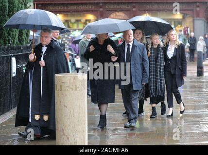 (Centro) Jack Merritt i genitori di Anne e David e la fidanzata Leanne O'Brien (secondo da destra) arrivano per i funerali del London Bridge terrore vittima di attacco alla grande chiesa di Santa Maria in Cambridge. Foto Stock