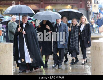 (Centro) Jack Merritt i genitori di Anne e David e la fidanzata Leanne O'Brien (secondo da destra) arrivano per i funerali del London Bridge terrore vittima di attacco alla grande chiesa di Santa Maria in Cambridge. Foto Stock