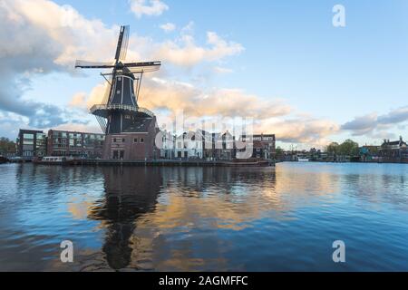 Mulino a vento e del fiume Spaarne, Haarlem, Paesi Bassi Foto Stock