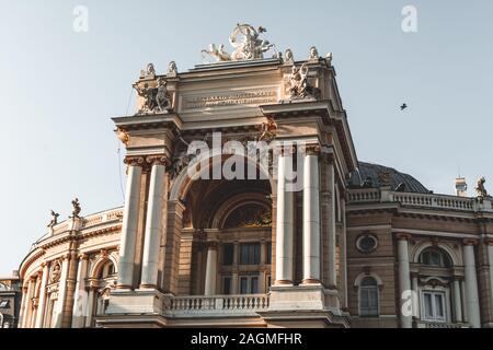 Odessa, Ucraina - Agosto 23, 2019: Odessa Opera e Balletto, Odessa, Ucraina. Una delle principali attrazioni di Odessa. Facciata Neo-barocco archita Foto Stock