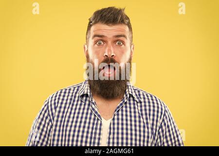 Chiedo ogni volta. Uomo Barbuto hipster chiedendo faccia sfondo giallo vicino. Ragazzo sorpreso faccia espressione. Hipster emotivo espressione sorpreso. Rustico sorpreso macho. Notizia sorprendente. Foto Stock