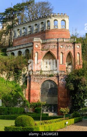 Francia, Sarthe, Loir Valley, Ponce sur le Loir, Chateau de Ponce giardini, la Caroline terrazza, stile neogotico // Francia, Sarthe (72), la Vallée du Loir Foto Stock