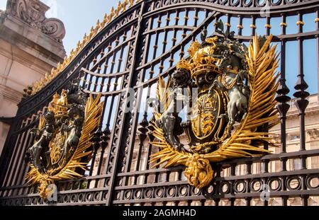 Agosto 20, 2019 - Buckingham Palace, London, Regno Unito. Il Royal Crest piena di intricati design e splendide caratteristiche. Colori ricchi e metalli c Foto Stock