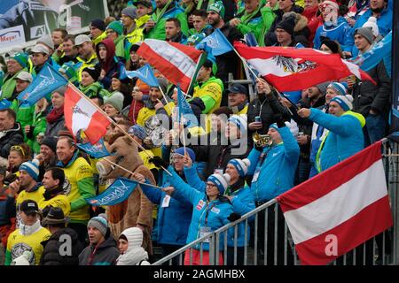 La Val Gardena, Italia, 20 dic. 2019, ventole nel parterre di Santa Cristina in val gardena. durante la Coppa del Mondo di sci FIS 2019 - Super G maschile - Sci - Credit: LPS/Roberto Tommasini/Alamy Live News Foto Stock