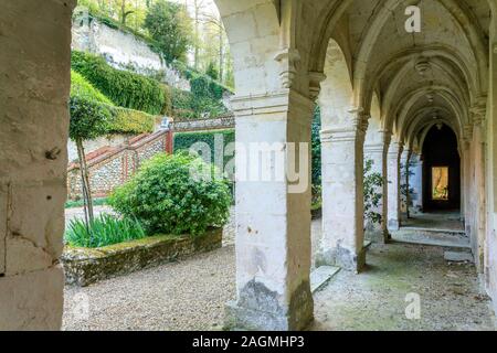 Francia, Sarthe, Loir Valley, Ponce sur le Loir, Chateau de Ponce gardens, patio e Italiano Galleria // Francia, Sarthe (72), la Vallée du Loir, Poncé-sur- Foto Stock