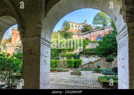 Francia, Sarthe, Loir Valley, Ponce sur le Loir, Chateau de Ponce gardens, patio e Caroline terrazza dalla galleria italiana (édition beaux livres in Foto Stock