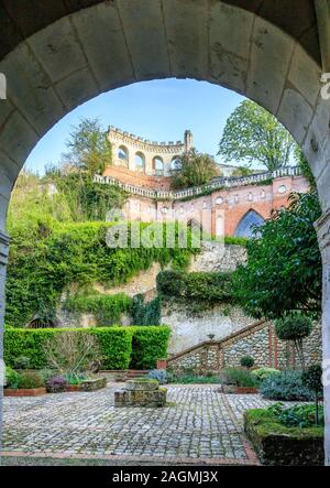 Francia, Sarthe, Loir Valley, Ponce sur le Loir, Chateau de Ponce gardens, patio e Caroline terrazza italiana da galleria // Francia, Sarthe (72), Foto Stock