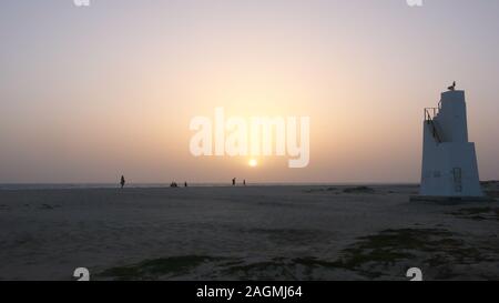 Punto panoramico torre sulla spiaggia al tramonto sull isola di Sal a Capo Verde Foto Stock