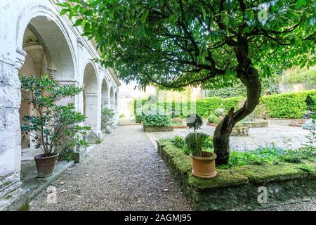 Francia, Sarthe, Loir Valley, Ponce sur le Loir, Chateau de Ponce gardens, patio e Italiano Galleria // Francia, Sarthe (72), la Vallée du Loir, Poncé-sur- Foto Stock