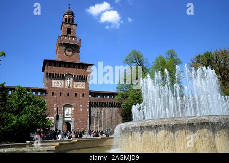 Milano Italia 15 Aprile 2019: Il Castello Sforzesco, dettaglio della torre centrale con orologio e fontana Foto Stock