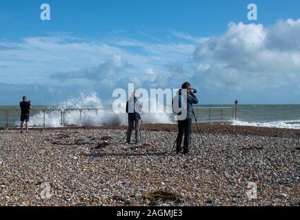Le onde e il mare in tempesta catturato dai fotografi sulla costa sud dell'Inghilterra. Foto Stock