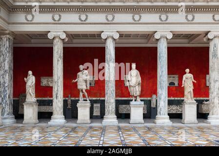 Imperatore romano statua, vista di statue di imperatori Marco Aurelio (cent. a sinistra) e Antonino (cent. destra) situati nel Museo Glyptotek di Copenaghen. Foto Stock