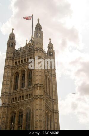 Agosto 21, 2019 - Westminster, Londra, Regno Unito. Le Case del Parlamento siedono sul Fiume Tamigi, l'edificio che governa il resto della Uni Foto Stock