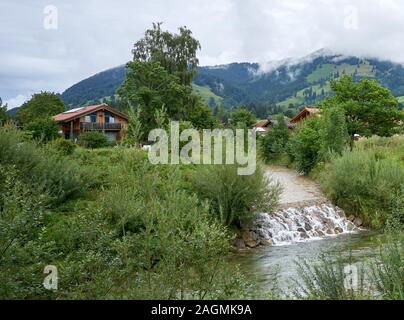 Piccola cascata rapids sul fiume Ammer nella bellissima valle vicino a Oberammergau villaggio famoso per la Passion Play evento ogni dieci anni. Foto Stock