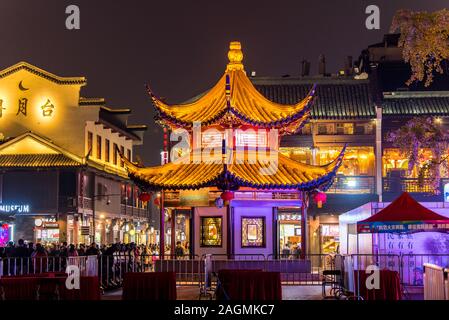 Vista notturna di storico padiglione presso l'argine del fiume Qinhuai vicino Fuzimiao (Tempio di Confucio) in Nanjing, Cina. Foto Stock