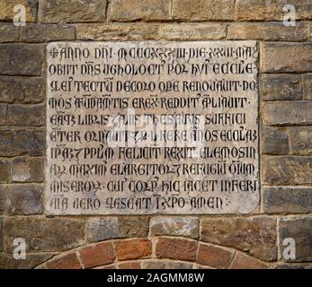 Pietra tombale. Script carolingia reminiscenza dalla fondazione dei Santi Apostoli la Chiesa dal primo imperatore del Sacro Romano Impero di Carlo Magno, nel 800. Firenze, Toscana, Italia. Foto Stock