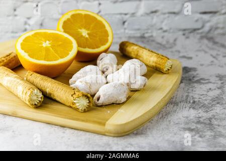 Confezione artigianale e arancione sul pannello di legno. Foto Stock