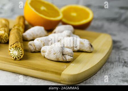 Confezione artigianale e arancione sul pannello di legno. Foto Stock