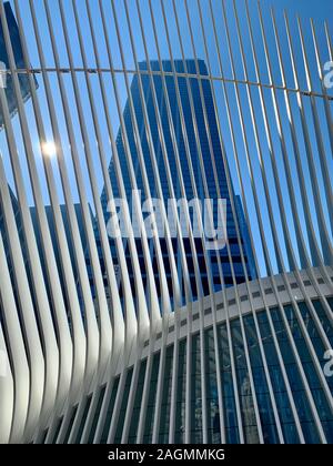 NEW YORK, NY / STATI UNITI D'America - 5 APR 2019: Sky e gli edifici vista dal World Trade Center, NY Foto Stock