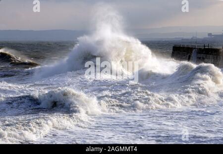 Il mare in tempesta con onde che si infrangono in inverno Hartlepool Headland Foto Stock